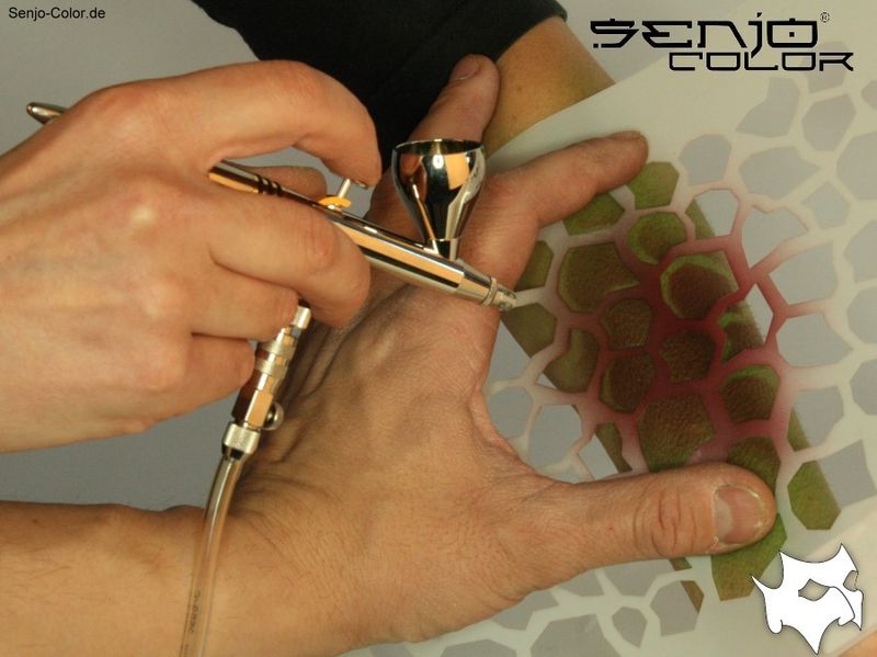 Airbrush example painting reptile structure