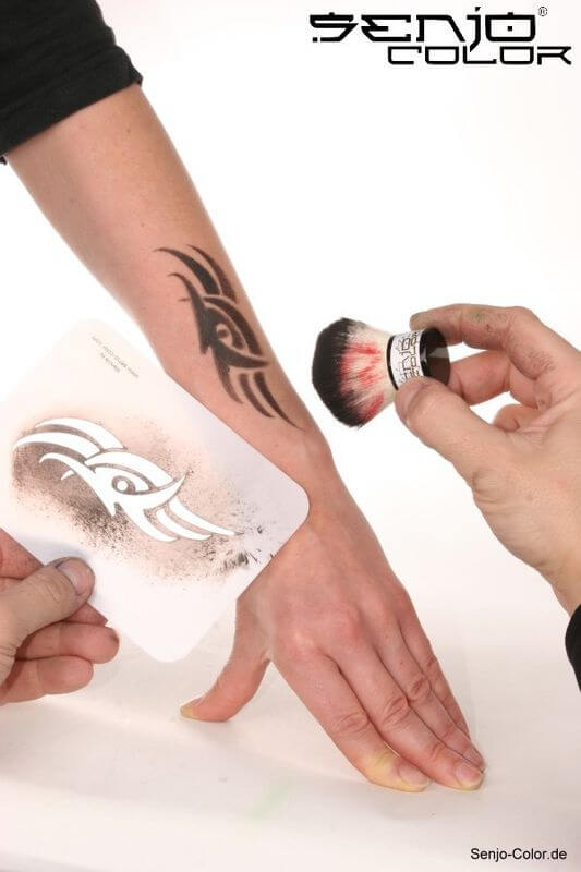 Airbrush Schablone Anwendung mit Kabuki Pinsel von Senjo Color