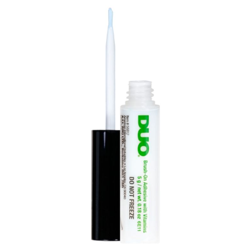 DUO Brush On Striplash geöffnet mit Pinsel