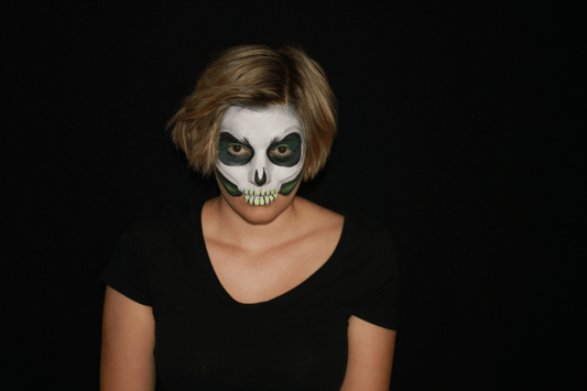 Totenschädel_Make-up_fuer-Halloween_Anleitungsbild