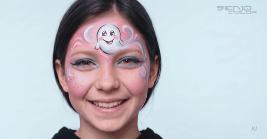 Mädchen mit Kinderschminke Motiv Geist auf der Stirn rosa Grundierung und Schnörkel zur Verzierung