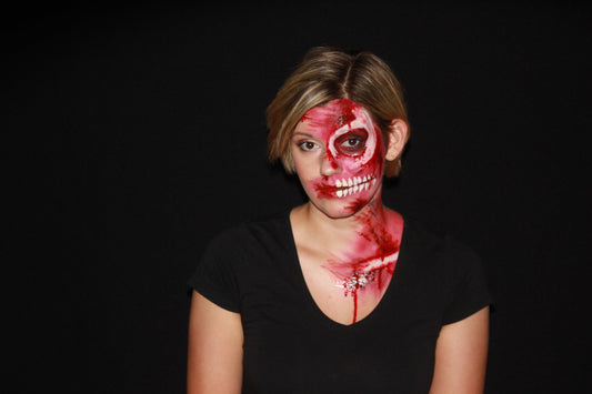 Blutiges Halloween-Make-up auf einer Gesichtshälfte und Dekolleté