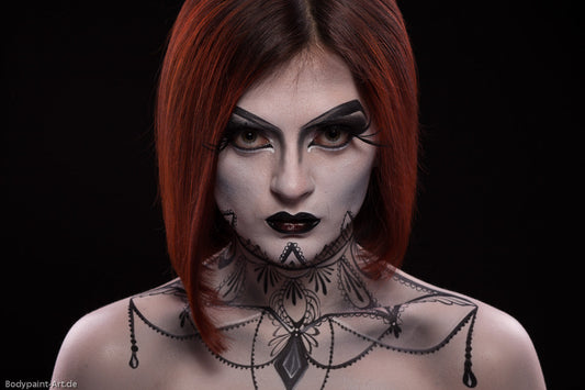 Frau mit roten Haaren im Schwarz-Weißen-Gothic-Makeup