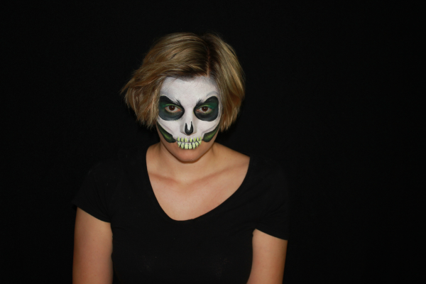 Totenschädel_Make-up_fuer-Halloween_Anleitungsbild