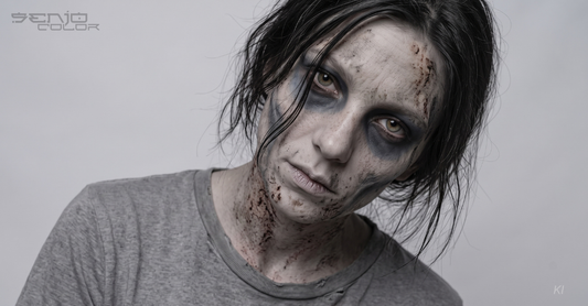 Frau mit Zombie-Make-up: Weiße Grundierung und grau-schwarze Schattierungen 