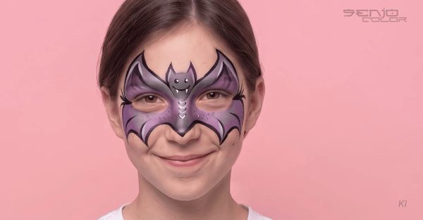 Mädchen mit niedlichem lila Fledermaus Make-up