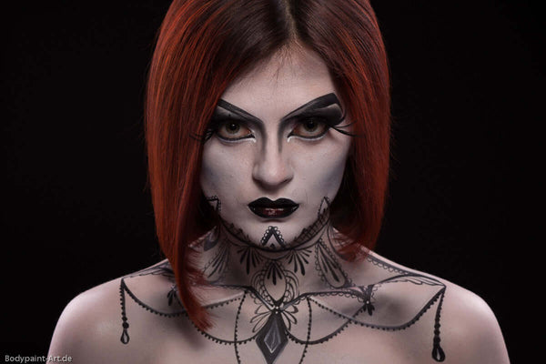 Frau mit roten Haaren im Schwarz-Weißen-Gothic-Makeup