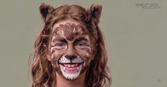 Mädchen im Gesicht als brauner Werwolf geschminkt