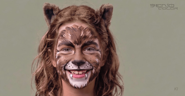 Mädchen im Gesicht als brauner Werwolf geschminkt