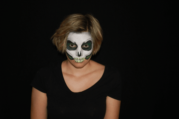 Totenschädel_Make-up_fuer-Halloween_Anleitungsbild