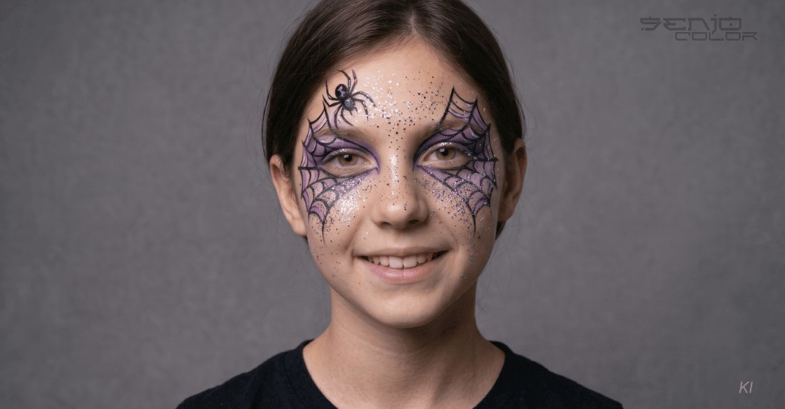 Spinnennetz Schminkmotiv um die Augen mit Spinne und lila Schattierung und Glitzer