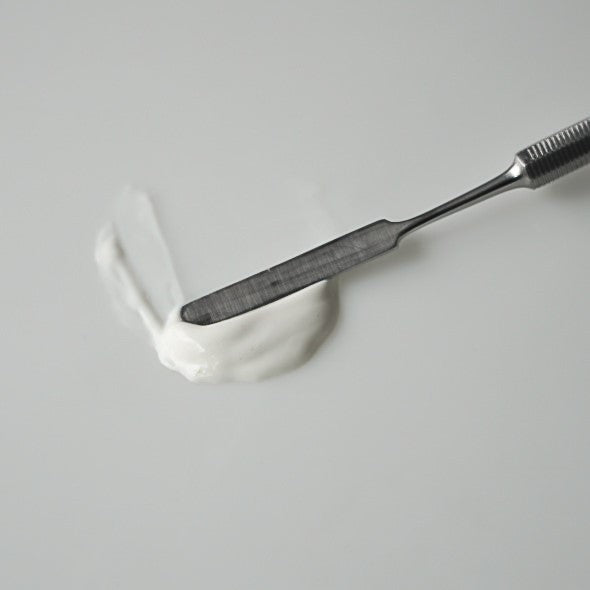 Latex Edge Filler Ansicht mit Spatel