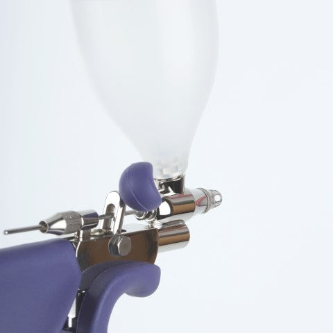 Airbrush Kunststoff-Becher 50ml Ansicht mit Pistole