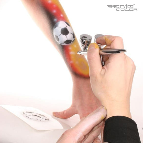 Einfaches malen eines mehrfarbigen Fussball Motivs mit einer Senjo Color Airbrush Schablone